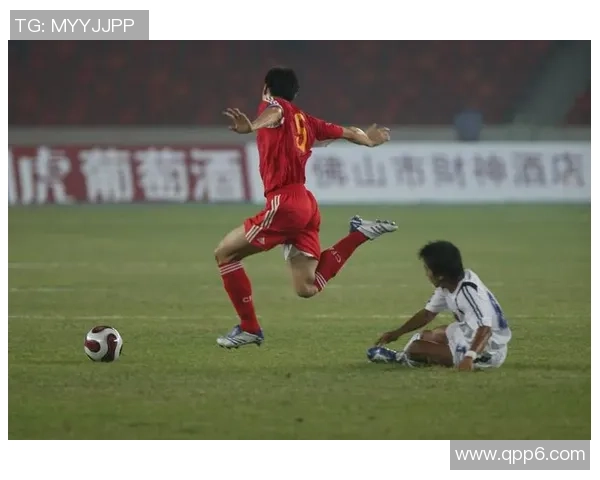 球场上的传奇瞬间：球星全力拼搏，展现足球技艺与激情的完美结合