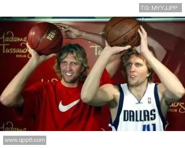 足球巨星亲自鉴赏蜡像真实还原瞬间 展现与偶像的亲密接触