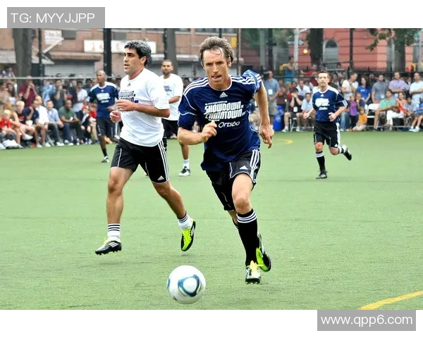 从球场到时尚街头足球球星服装演绎潮流风尚魅力 从球场到时尚街头足球球星服装演绎潮流风尚魅力